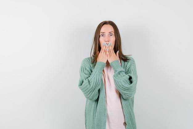 Kostenloses Foto ausdrucksstarke junge frau, die im studio aufwirft