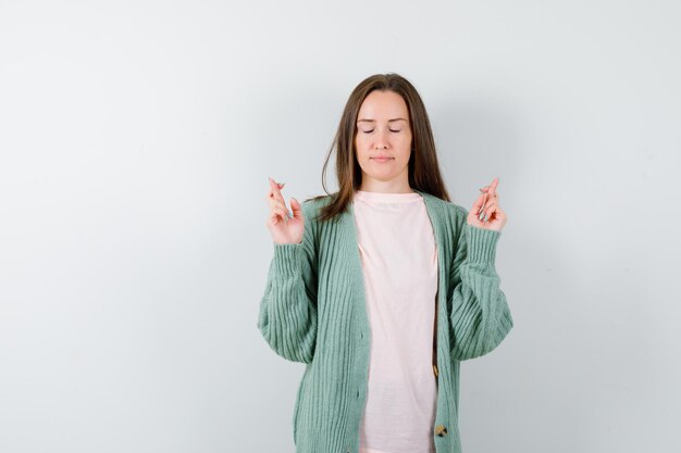 Ausdrucksstarke junge Frau, die im Studio aufwirft