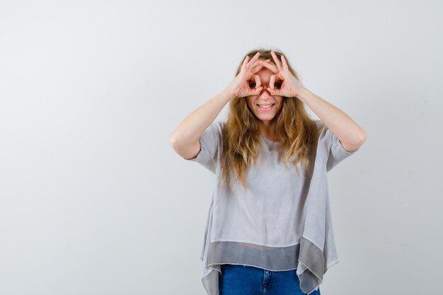 Ausdrucksstarke junge Frau, die im Studio aufwirft