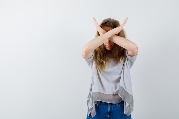 Ausdrucksstarke junge Frau, die im Studio aufwirft