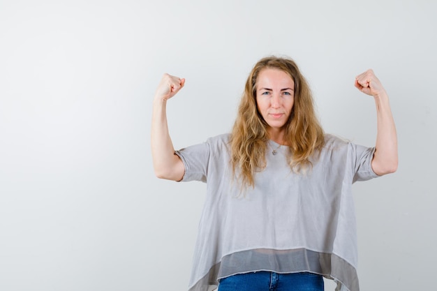 Kostenloses Foto ausdrucksstarke junge frau, die im studio aufwirft