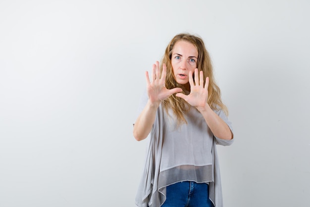 Ausdrucksstarke junge Frau, die im Studio aufwirft