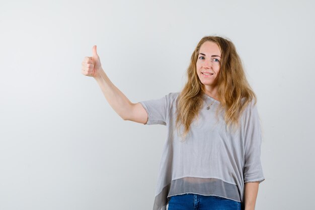 Ausdrucksstarke junge Frau, die im Studio aufwirft