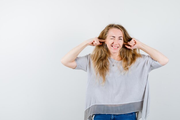 Ausdrucksstarke junge Frau, die im Studio aufwirft