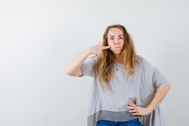 Ausdrucksstarke junge Frau, die im Studio aufwirft