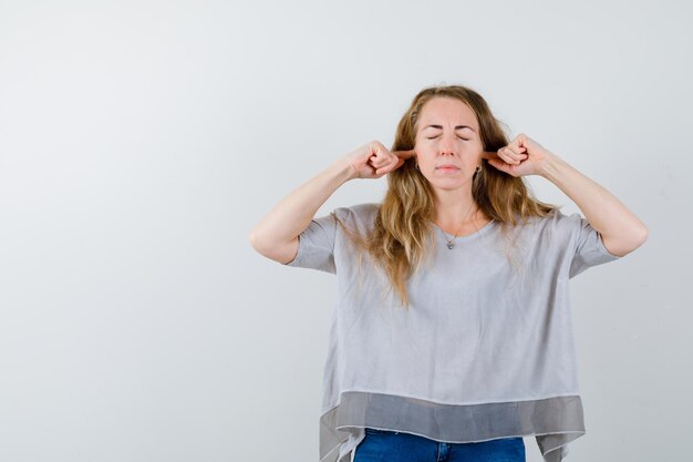 Ausdrucksstarke junge Frau, die im Studio aufwirft