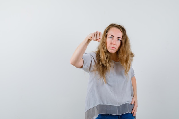 Ausdrucksstarke junge Frau, die im Studio aufwirft