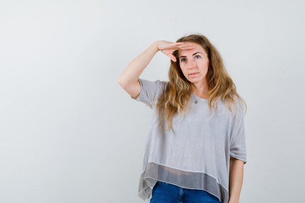 Ausdrucksstarke junge Frau, die im Studio aufwirft