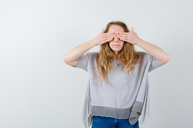 Ausdrucksstarke junge Frau, die im Studio aufwirft