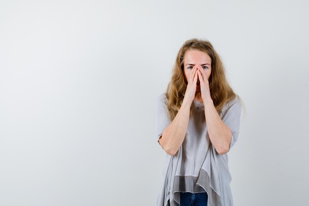 Ausdrucksstarke junge Frau, die im Studio aufwirft