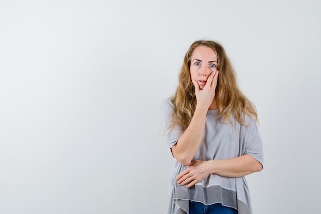 Kostenloses Foto ausdrucksstarke junge frau, die im studio aufwirft