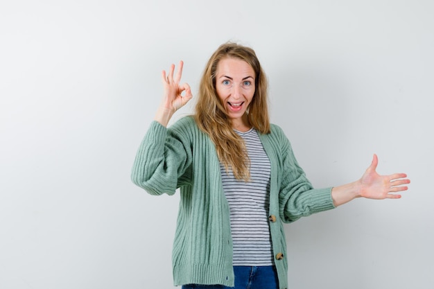 Ausdrucksstarke junge Frau, die im Studio aufwirft