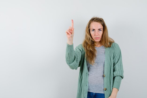 Ausdrucksstarke junge Frau, die im Studio aufwirft