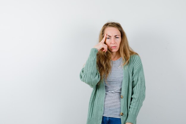 Ausdrucksstarke junge Frau, die im Studio aufwirft