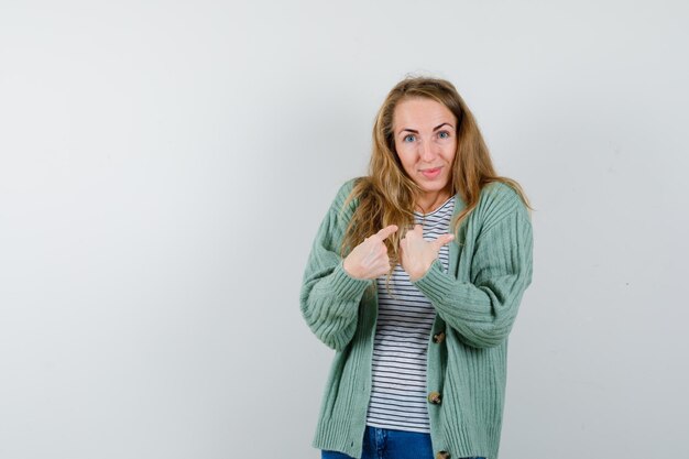 Ausdrucksstarke junge Frau, die im Studio aufwirft