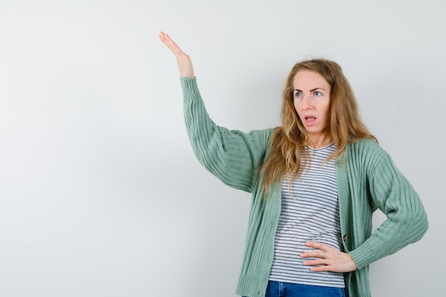 Kostenloses Foto ausdrucksstarke junge frau, die im studio aufwirft