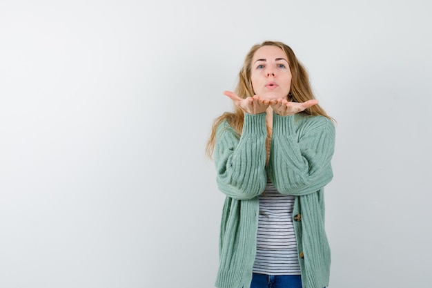 Kostenloses Foto ausdrucksstarke junge frau, die im studio aufwirft