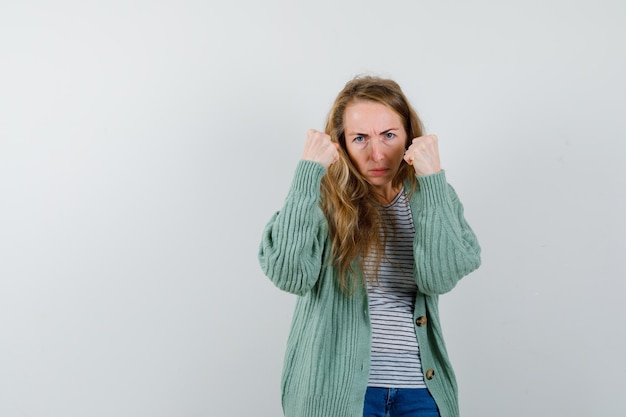 Kostenloses Foto ausdrucksstarke junge frau, die im studio aufwirft