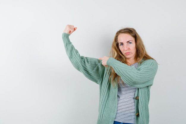 Ausdrucksstarke junge Frau, die im Studio aufwirft