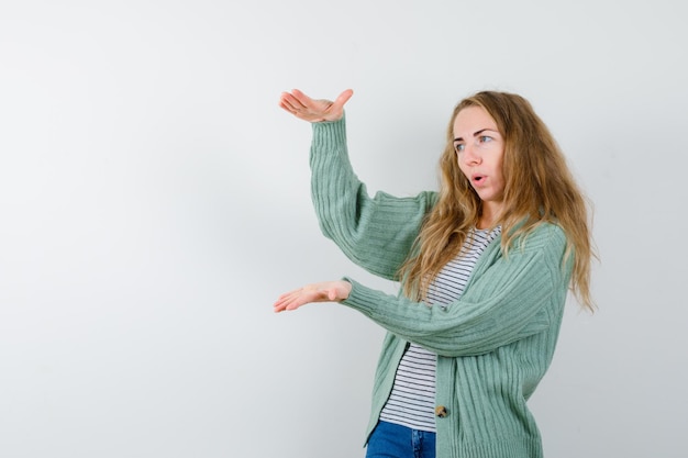 Ausdrucksstarke junge Frau, die im Studio aufwirft