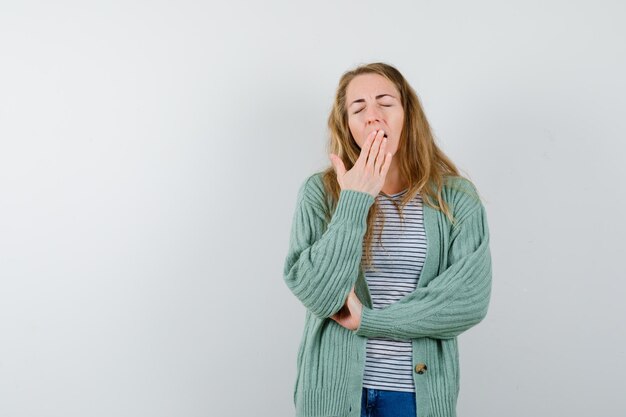 Ausdrucksstarke junge Frau, die im Studio aufwirft