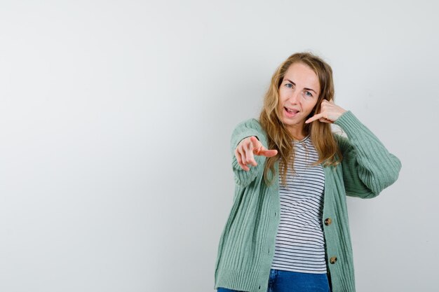 Ausdrucksstarke junge Frau, die im Studio aufwirft