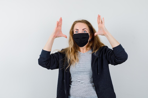 Kostenloses Foto ausdrucksstarke junge frau, die im studio aufwirft