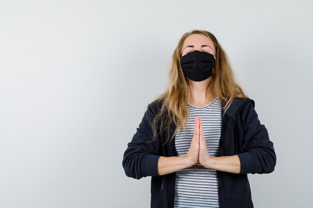 Kostenloses Foto ausdrucksstarke junge frau, die im studio aufwirft