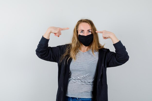 Ausdrucksstarke junge Frau, die im Studio aufwirft