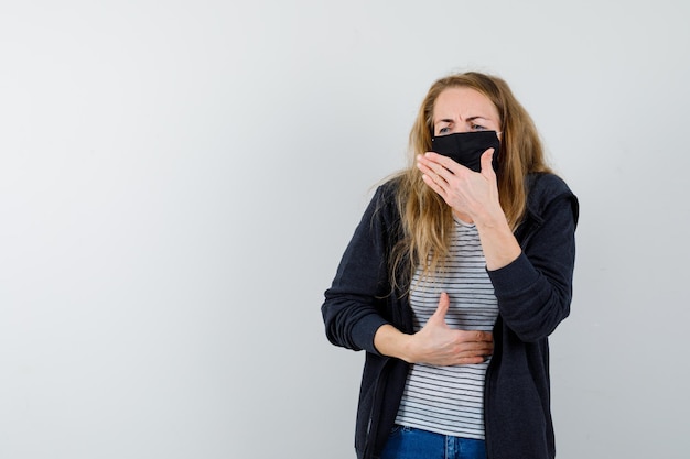 Kostenloses Foto ausdrucksstarke junge frau, die im studio aufwirft