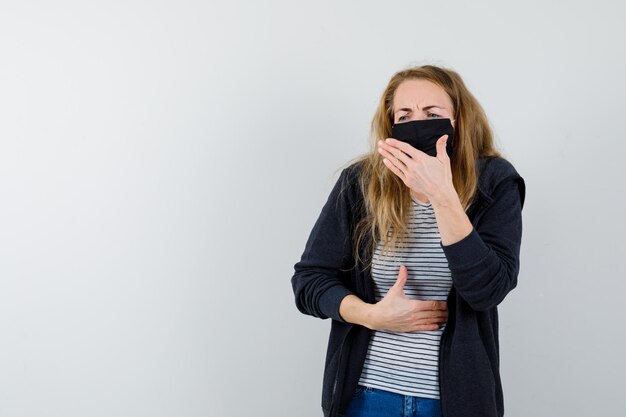 Ausdrucksstarke junge Frau, die im Studio aufwirft