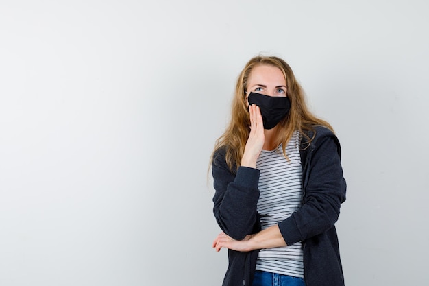 Ausdrucksstarke junge Frau, die im Studio aufwirft