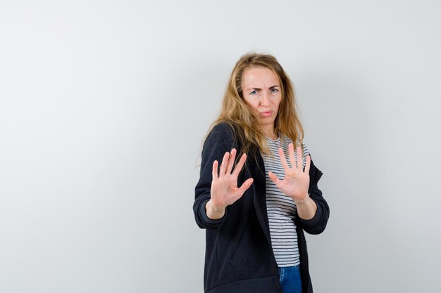 Ausdrucksstarke junge Frau, die im Studio aufwirft