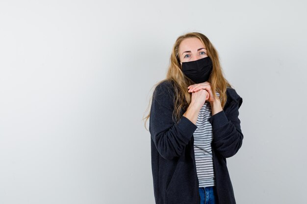 Ausdrucksstarke junge Frau, die im Studio aufwirft