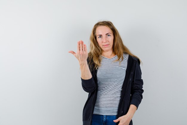 Ausdrucksstarke junge Frau, die im Studio aufwirft