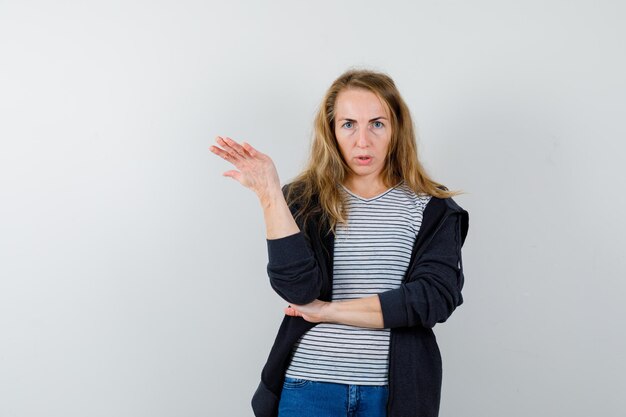 Kostenloses Foto ausdrucksstarke junge frau, die im studio aufwirft