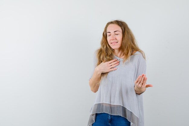 Ausdrucksstarke junge Frau, die im Studio aufwirft