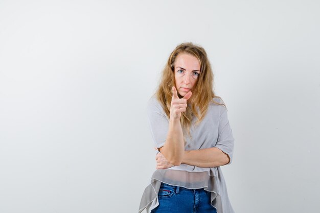 Kostenloses Foto ausdrucksstarke junge frau, die im studio aufwirft