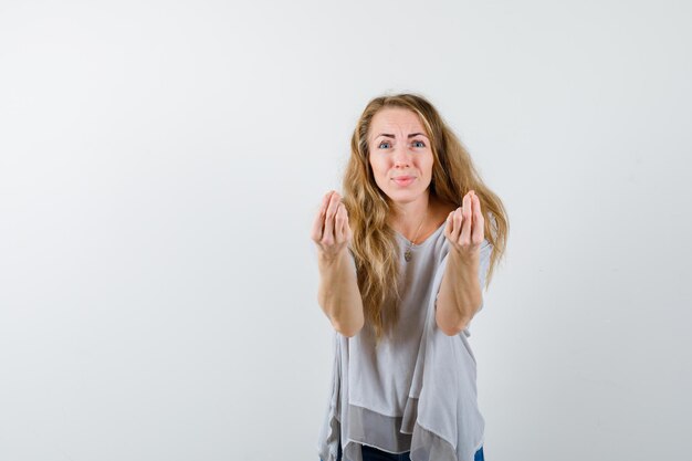 Ausdrucksstarke junge Frau, die im Studio aufwirft