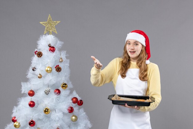 Ausdrucksstarke junge Frau posiert für Winterferien