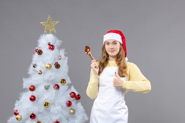 Ausdrucksstarke junge Frau posiert für Winterferien