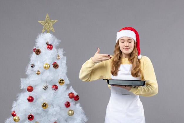 Ausdrucksstarke junge Frau posiert für Winterferien