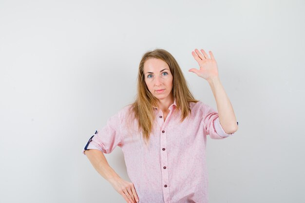 Ausdrucksstarke junge Frau posiert im Studio