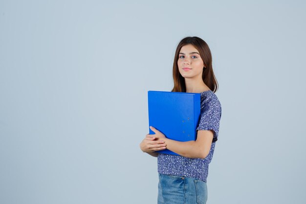 Ausdrucksstarke junge Frau posiert im Studio