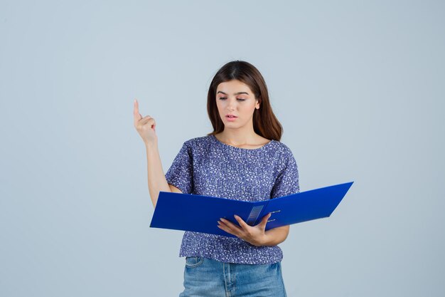 Ausdrucksstarke junge Frau posiert im Studio