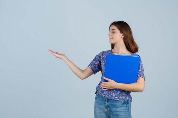 Ausdrucksstarke junge Frau posiert im Studio