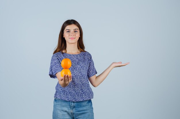 Ausdrucksstarke junge Frau posiert im Studio