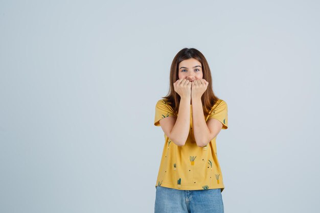 Ausdrucksstarke junge Frau posiert im Studio