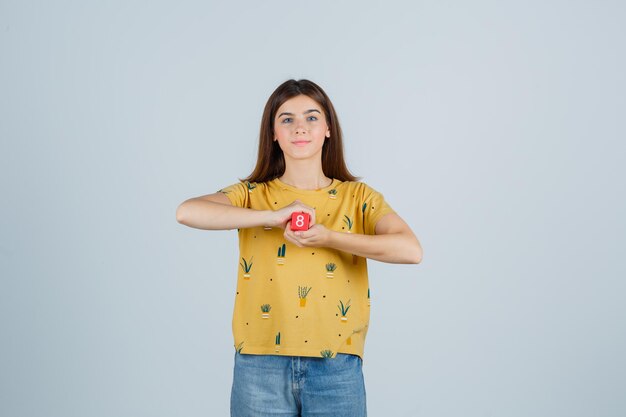 Ausdrucksstarke junge Frau posiert im Studio