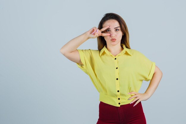 Ausdrucksstarke junge Frau posiert im Studio